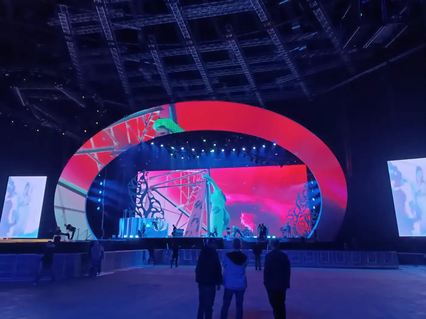 Okrągła scena LED z czerwonym pierścieniem i ekranami
